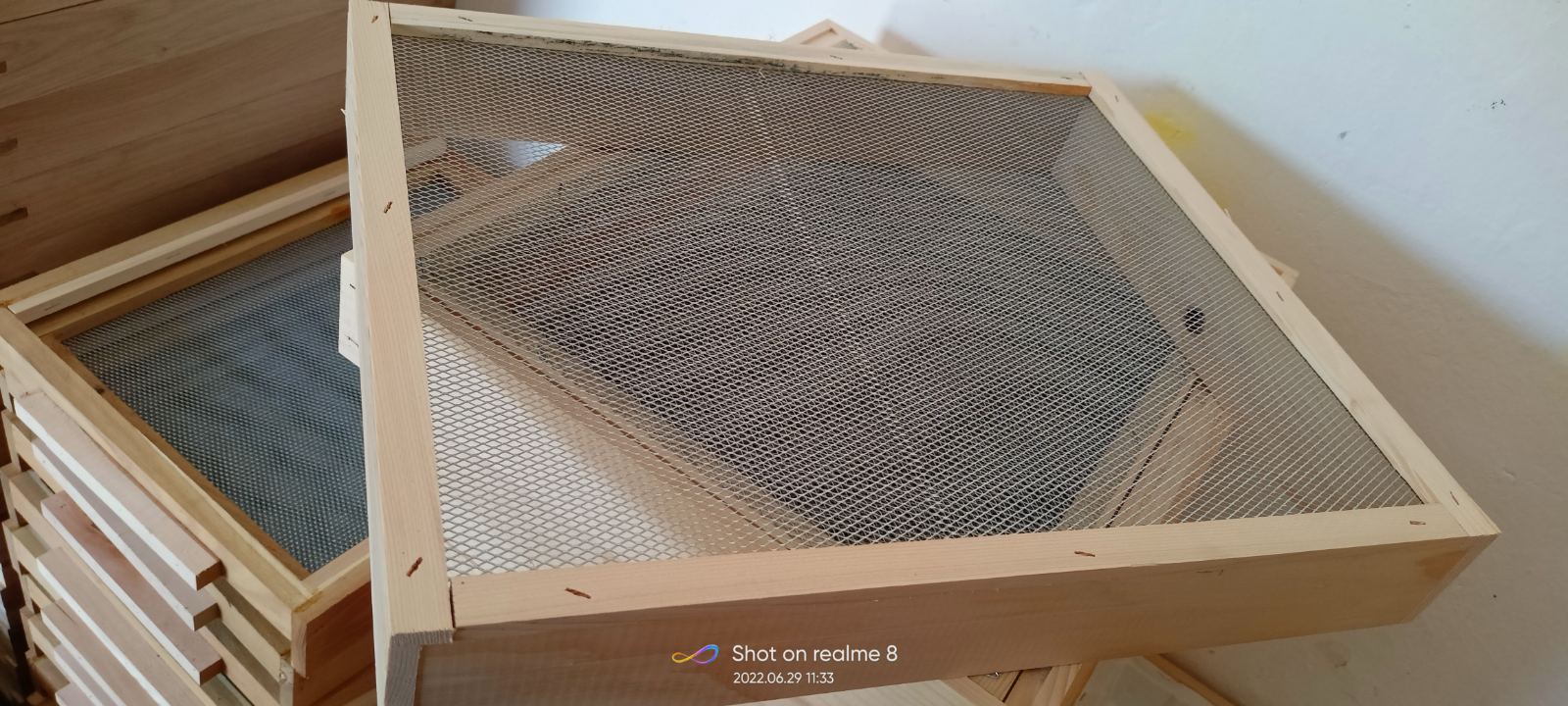 Stretched metal for the production of bed frames in hives