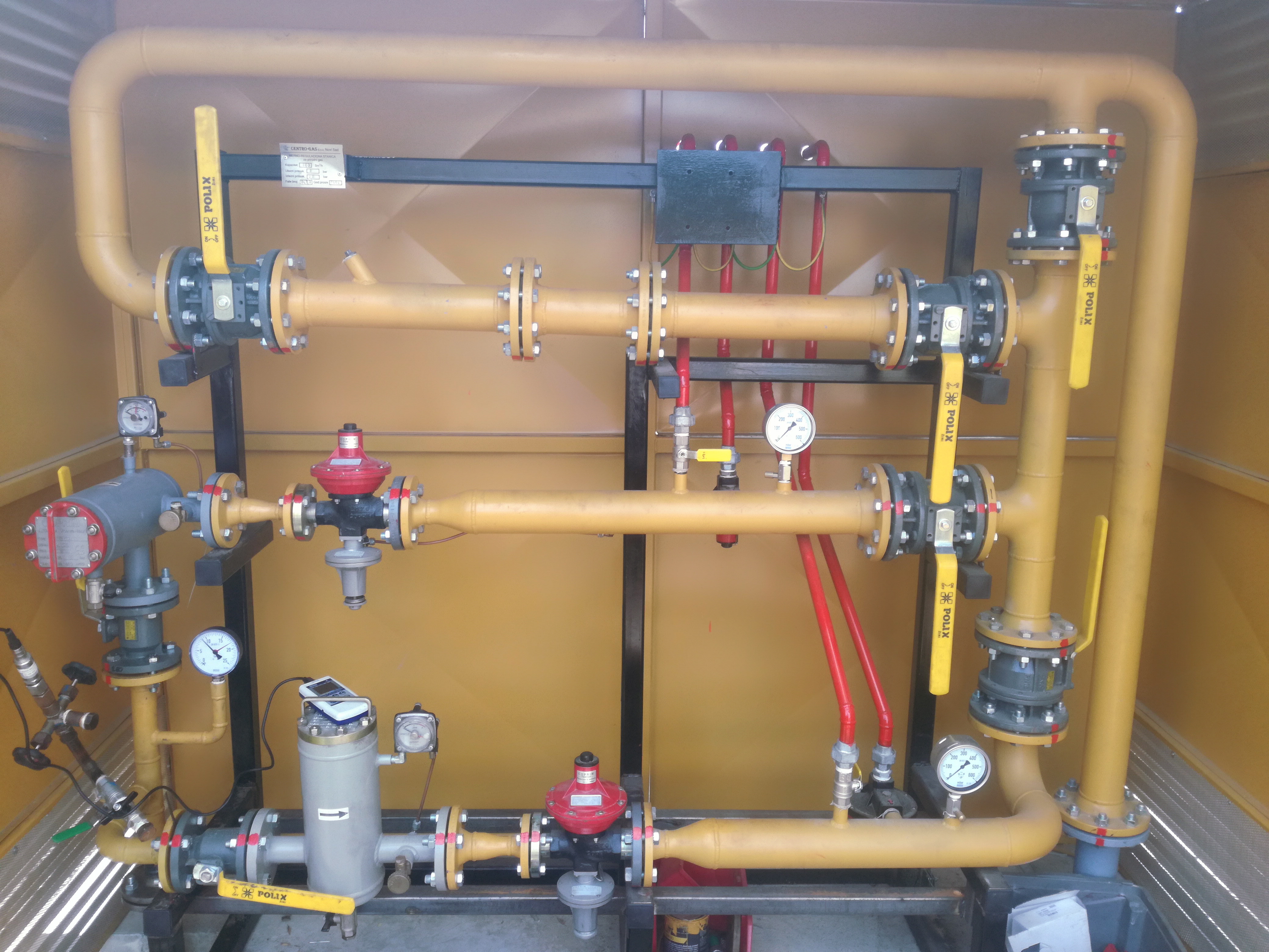 Measuring and regulating station for natural gas